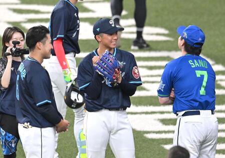 　佐野（７）と談笑する（左から）渡部聖、宗山（撮影・飯室逸平）