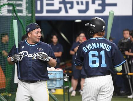 　山本（右）にアドバイスを送る山川（撮影・西田忠信）