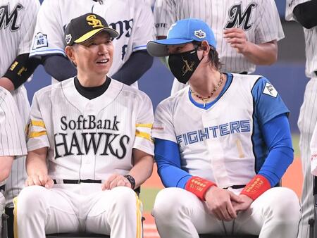 　新庄監督（右）と言葉を交わす小久保監督（撮影・西田忠信）