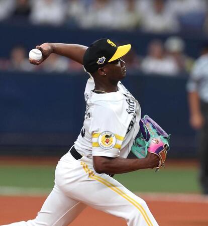 　３回から登板するモイネロ（撮影・北村雅宏）