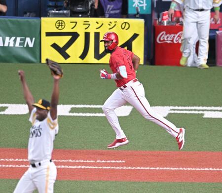 　４回、右投げのモイネロの前に凡退し、苦笑いのファビアン（撮影・飯室逸平）