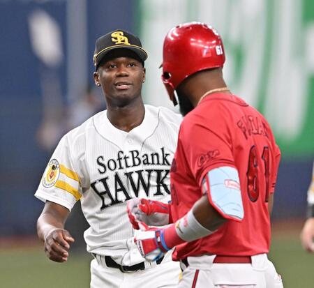 　４回、右投げでファビアン（右）を三飛に仕留めたモイネロ（撮影・西田忠信）