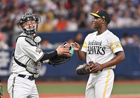 　４回、右投げのグラブを受け取るモイネロ（右）＝撮影・西田忠信