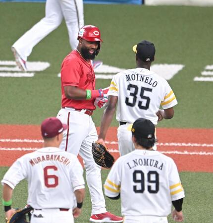 　４回、対戦後、言葉を交わすファビアンとモイネロ（撮影・飯室逸平）