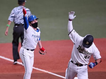 　３回、３ランを放った頓宮（右）を祝福する三塁ランナーコーチの新庄監督（撮影・田中太一）