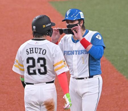 　４回、三走の周東に声をかける新庄監督（撮影・飯室逸平）