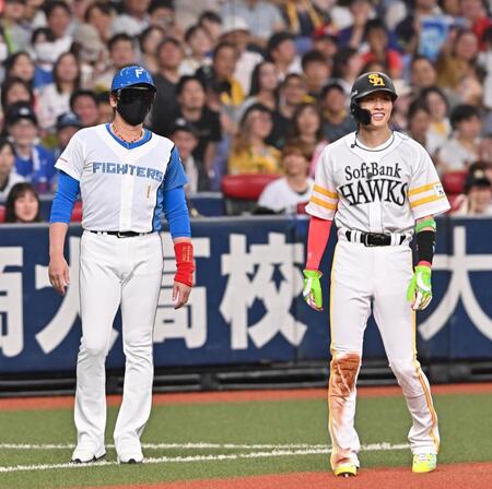 　４回、三塁コーチを務める新庄監督（左）＝撮影・西田忠信