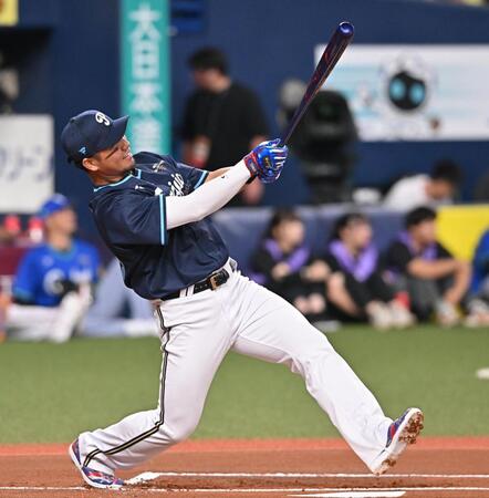 　ホームランダービーで豪快なスイングを見せる頓宮（撮影・西田忠信）