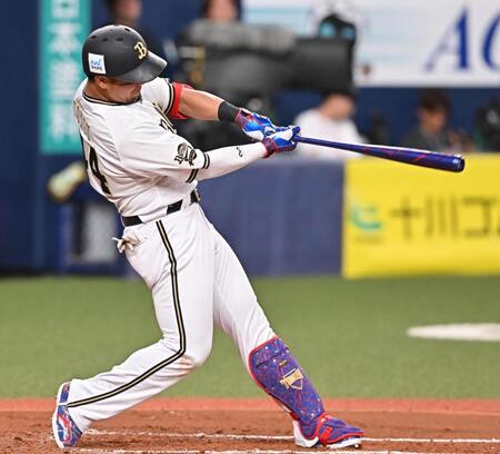 　３回、３ランを放つホームランを放つ頓宮（撮影・西田忠信）