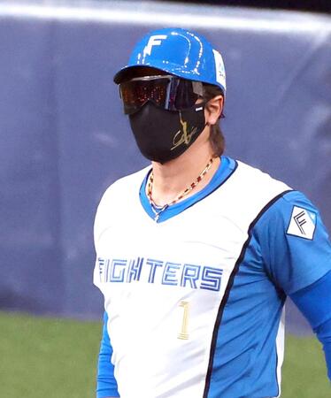 　４回、三塁コーチャーの新庄監督はサングラスでスクイズのサインを出す（撮影・山口登）