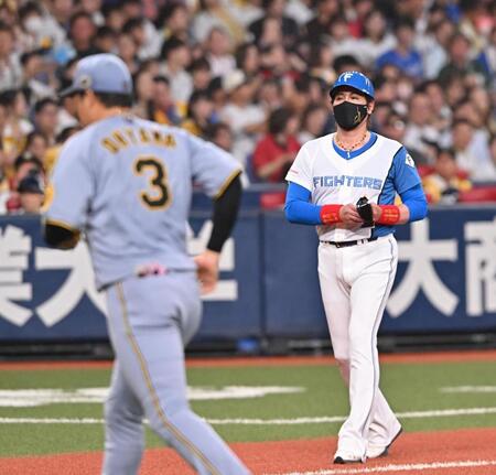 　４回、三塁コーチを務めた新庄監督（右）＝撮影・西田忠信