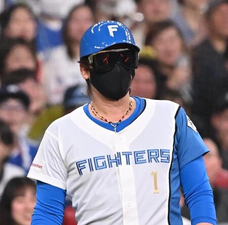 　４回、三塁コーチを務める新庄監督のサングラスには文字が表示される（撮影・西田忠信）