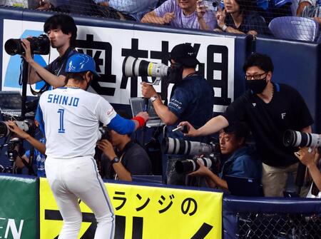 　４回、新庄監督はスタッフからサングラスを受け取る（撮影・山口登）