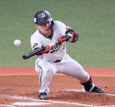 　４回、スクイズを失敗する若月（撮影・立川洋一郎）