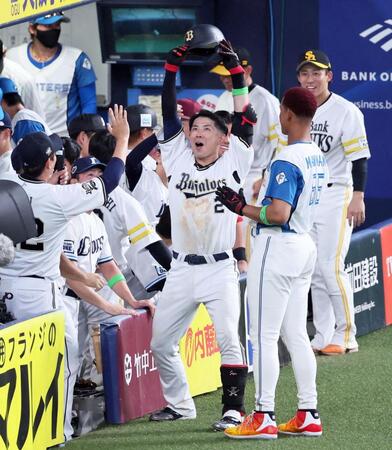 　７回、ソロを放って生還しベンチ前で喜びを爆発させる若月（撮影・立川洋一郎）