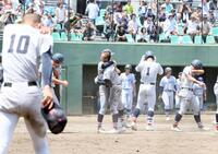 　逆転サヨナラ勝ちに喜ぶ横浜ナイン（撮影・石井剣太郎）