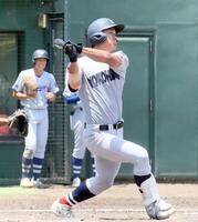 　９回、逆転サヨナラとなる２点二塁打を放つ阿部葉（撮影・石井剣太郎）