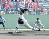 　力投する作新学院・斎藤