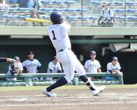 　１回、中堅へ二塁打を放つ幸福の科学学園・エミール