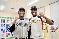 　プロ入りを目指すことを明言した幸福の科学学園・ユニオール（左）とエミール