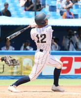 　８回、本塁打を放つ岩倉・河村柊希（撮影・石井剣太郎）