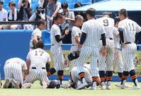 　試合に敗れ、涙を流す帝京・村松秀心（後列左から２人目）ら帝京ナイン（撮影・石井剣太郎）