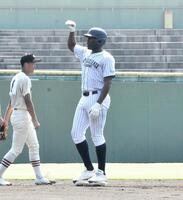 　１回、二塁打を放った幸福の科学学園・エミール