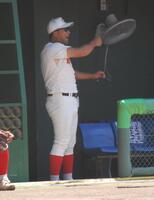 　ベンチで指揮を執る智弁和歌山・中谷監督