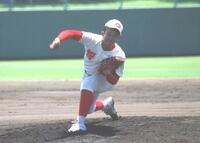 　先発して力投する智弁和歌山・渡辺