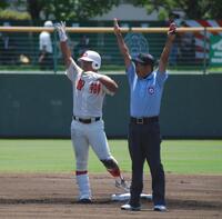 　先制の左前２点適時打を放ち、ベンチに手を上げる智弁和歌山・荒井