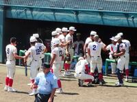 　円陣でゲキを飛ばす智弁学園・小坂将商監督（右から３人目）