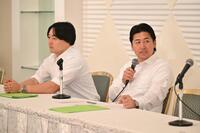 　日本プロ野球選手会の臨時大会後に記者会見する丸理事長（左）と会沢会長