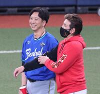 　新庄監督（右）と談笑する藤川監督（撮影・立川洋一郎）