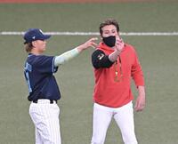 　山本（左）にアドバイスする新庄監督