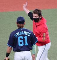 　山本（左）にアドバイスをする新庄監督（撮影・立川洋一郎）