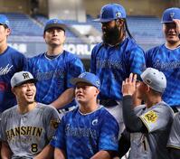 　試合前、ＤｅＮＡの選手と談笑する佐藤輝（左下）ら（撮影・北村雅宏）