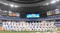 　集合写真に納まるパ・リーグの選手ら（撮影・西田忠信）
