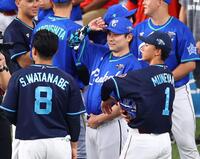 　佐野（中央）は渡部聖と宗山と談笑する（撮影・山口登）