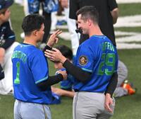 　森下（左）と話すグリフィン（撮影・飯室逸平）