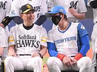 　新庄監督（右）と言葉を交わす小久保監督（撮影・西田忠信）