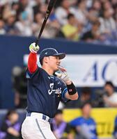 　ホームランダービーで豪快なスイングを見せる清宮幸（撮影・西田忠信）