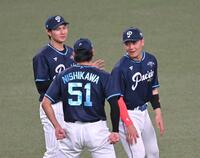 　談笑する（左から）藤原、清宮幸ら（撮影・飯室逸平）