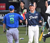 　準決勝を戦った佐藤輝（８）と笑顔でタッチを交わす清宮幸（撮影・飯室逸平）