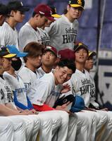 　集合写真前、笑顔を見せる清宮幸（中央下）＝撮影・北村雅宏