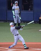 　１回、左中間へ二塁打を放つ森下（撮影・立川洋一郎）