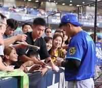 　試合前、野球ファンにサインする森下（撮影・北村雅宏）