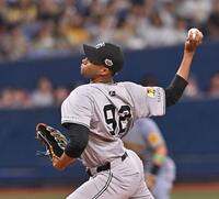 　力投する先発のマルティネス（撮影・西田忠信）