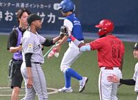 　１回を抑え、ファビアンとタッチを交わすマルティネス（撮影・飯室逸平）