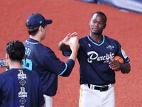 　九里（左）にボールの握りをアドバイスするモイネロ（撮影・立川洋一郎）