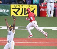 　４回、右投げのモイネロの前に凡退し、苦笑いのファビアン（撮影・飯室逸平）